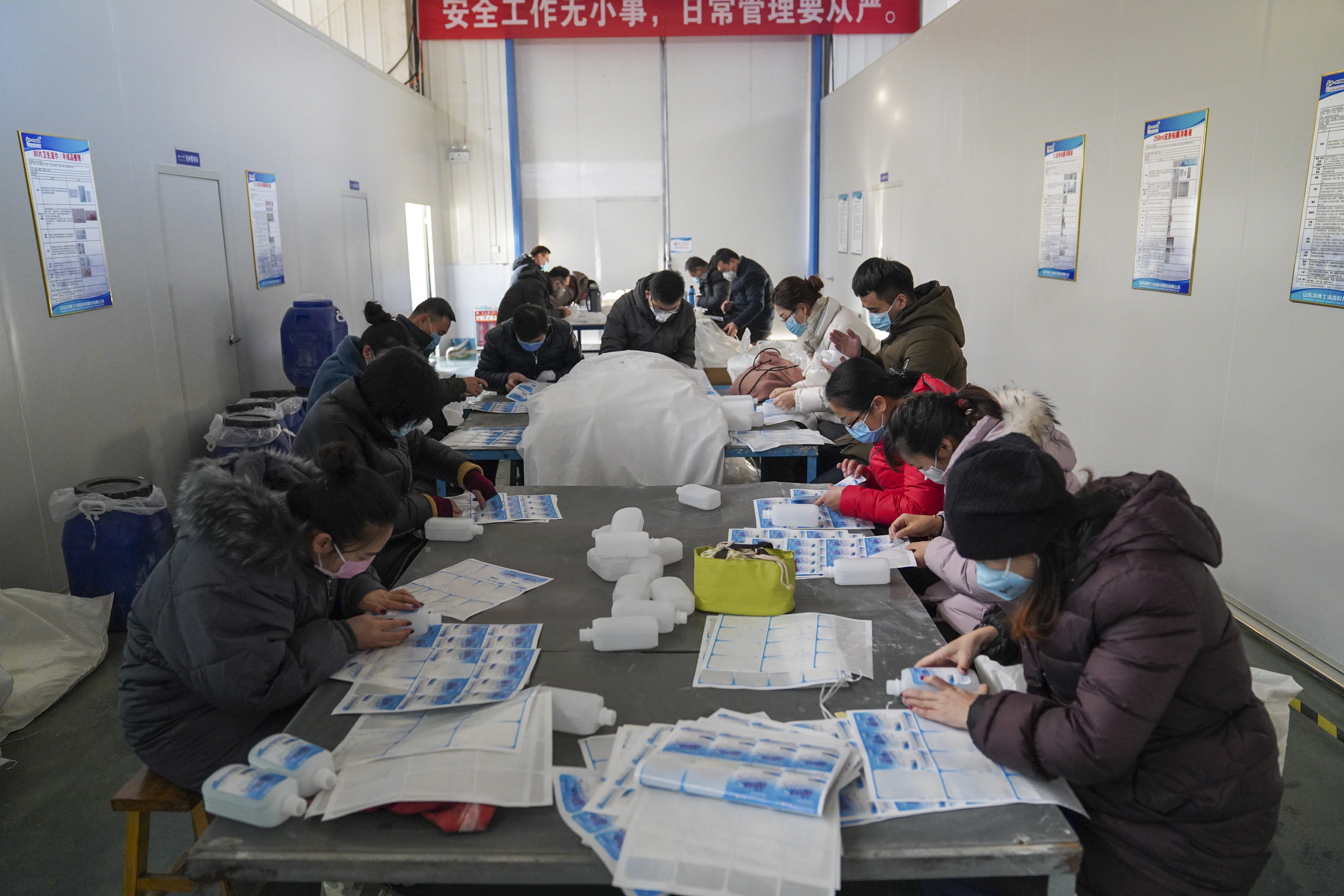 8、支援企業(yè)，集團職工前往“消博士”義務(wù)幫工.jpg
